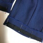 Épingler le ruban au pantalon de costume